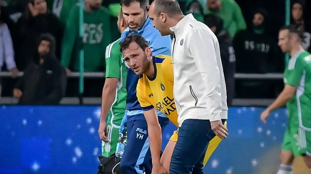 יוריס ואן אובריים שחקן מכבי תל אביב יוצא בגלל פציעה (צילום: אריאל שלום)