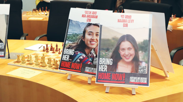 השלטים של נועה ארגמני ונעמה לוי (צילום: התאחדות השחמט הברלינאית)