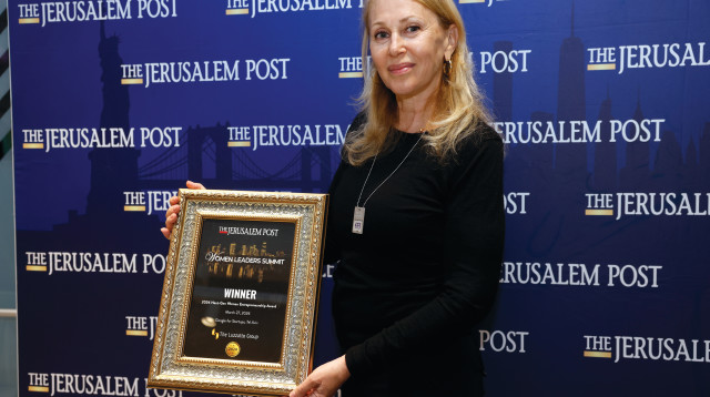 עליזה גיוורץ מ-Liquid360 מחזיקה בפרס (צילום: מרק ישראל סלם)