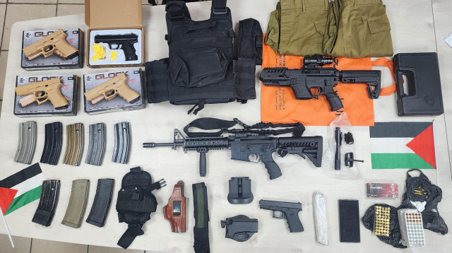 הציוד שנתפס בחיפוש (צילום: דוברות המשטרה)