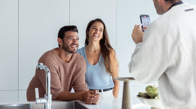 ניב סולטן ומאור שוויצר בצילומים לקמפיין הנדל"ן תדהר (צילום: מיכה לובטון)