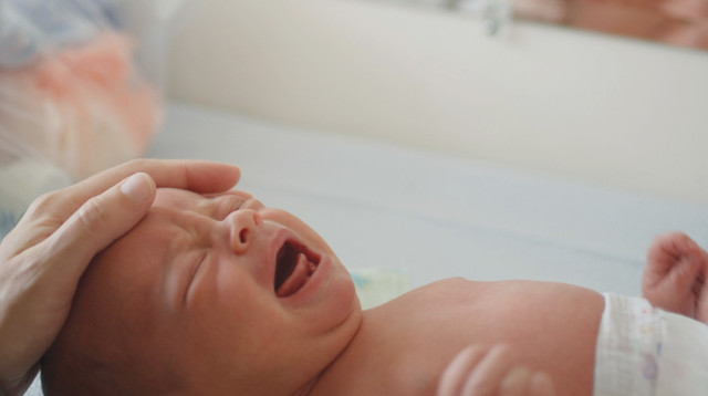 תינוק בוכה בבית החולים (צילום: אינג אימג')