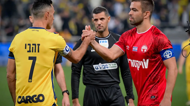 שחקן הפועל באר שבע מיגל ויטור, עם שחקן מכבי תל אביב ערן זהבי (צילום: אריאל שלום)