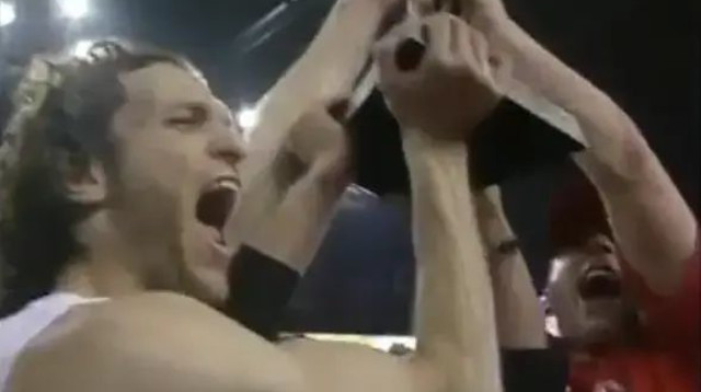 זוכי היול"ב קאפ מברכים את הפועל ירושלים (צילום: באדיבות המצולמים)