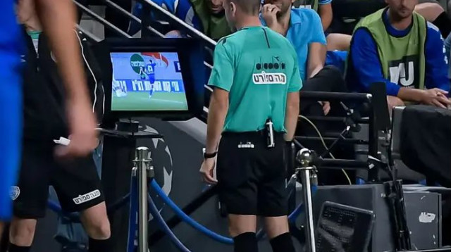 בקרוב גם בלאומית? גרינפלד מול המסך (צילום: אריאל שלום)