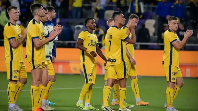 שמרו על הפער. שחקני מכבי תל אביב מודים לקהל (צילום: אריאל שלום)