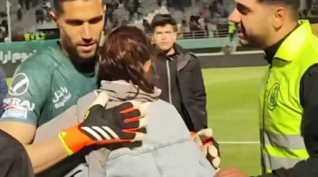 שוער אסטגלאל, חוסיין חוסייני, מחבק אוהדת של הקבוצה (צילום: צילום מסך, .)