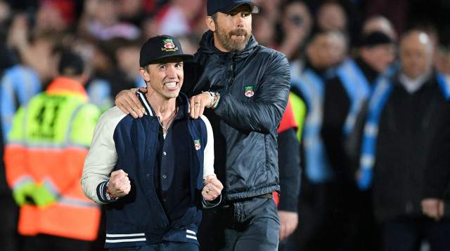 ריאן ריינולדס לצד רוב מקלהני בעלי קבוצת רקסהאם (צילום: GettyImages)