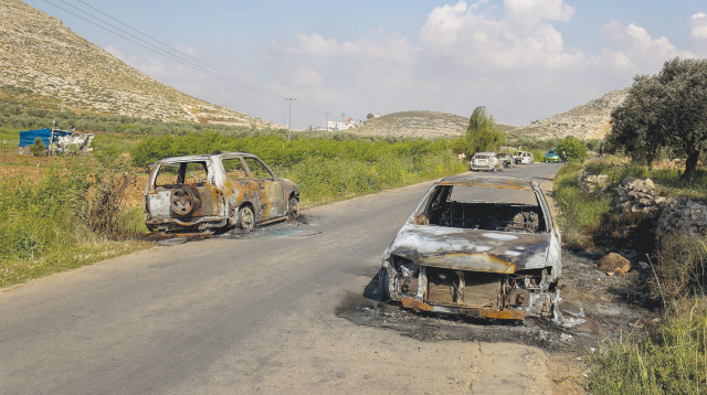 מכוניות שרופות שהציתו מתנחלים בכפר בשטחים (צילום: פלאש 90)