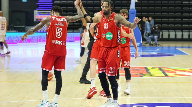 בריאן אנגולה חוגג עם קסבייר מנפורד הפועל תל אביב (צילום: לירון מולדובן)