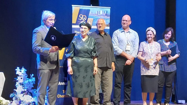 רחל קלנר מקבלת את הזכיה (צילום: פרטי)