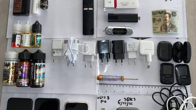 האמצעים הטכנולוגיים האסורים שהוחזקו (צילום: דוברות המשטרה)