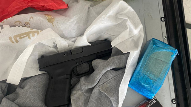 הממצאים שאותרו בנצרת (צילום: דוברות המשטרה)