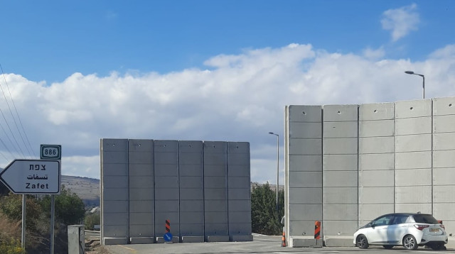 כביש חסום בחומה, המוביל ליישובים הסמוכים ללבנון בגליל העליון (צילום: גל גביש)