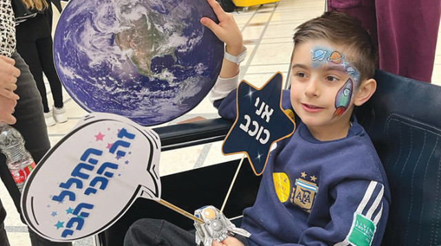 ילד בפעילות חלל בשניידר (צילום: באדיבות SpaceIL)