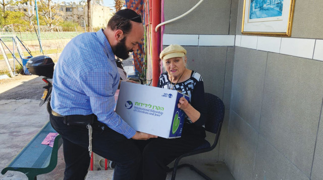 סיוע למבוגרים הנזקקים (צילום: באדיבות ארגון "לתת")