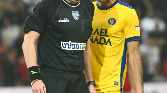 ערן זהבי מוחה בפני יגאל פריד (צילום: ברני ארדוב)