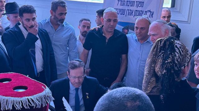 הנשיא הרצוג עם משפחת מח״ט הנח״ל הי״ד אל״מ יהונתן אהרן שטיינברג (צילום: יחצ)