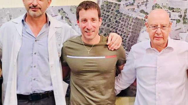 בתמונה מימין לשמאל:  ד"ר צבי שלג, סגן מנהל המרכז הרפואי לגליל, איציק שמולי ופרופ' מסעוד בהרום. (צילום: ד"ר גבריאל סוד)