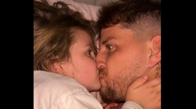 אורי נגר ובתו (צילום: צילום מסך אינסטגרם)