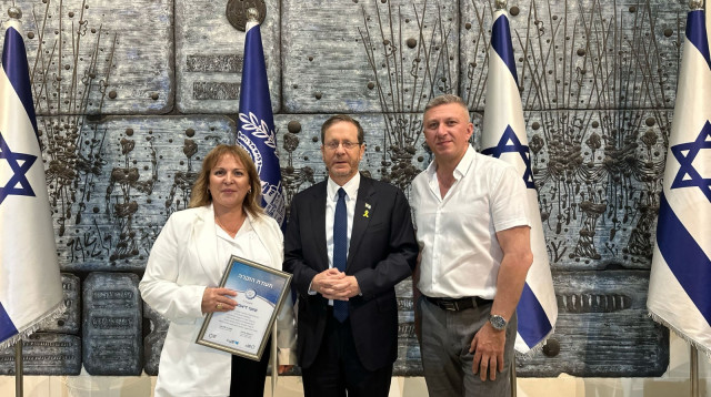 שושי דיאמנט עם נשיא המדינה ומנכ''ל "עדי נגב-נחלת ערן"  (צילום: עדי נגב - נחלת ערן)