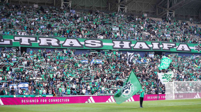 אוהדי מכבי חיפה (צילום: מאור אלקסלסי)