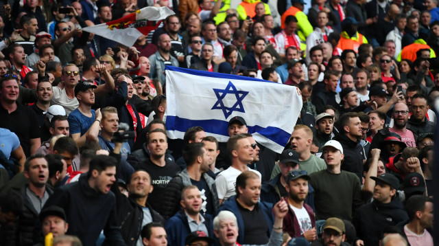 דגל ישראל במשחק בין טוטנהאם, אייאקס (צילום: רויטרס)