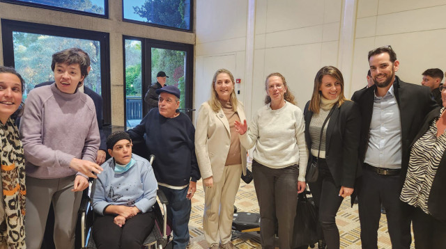 מפגש של משתתפי תנגיש עם רעיית הנשיא מיכל הרצוג (צילום: מיזם 929)