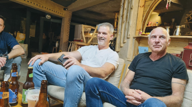 מימין חיים ילין ועופר חבקין סומלייה הבירה, נציג שקמה במקלט מועדון החלוץ, הפאב הזמני של קיבוץ בארי (צילום: ניר קיפניס)