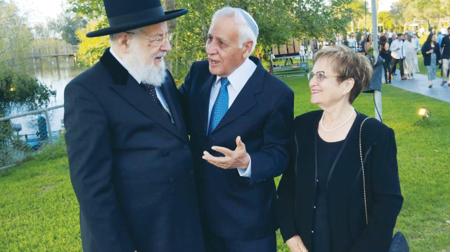 גילה ומשה קצב עם הרב לאו (צילום: פרטי)