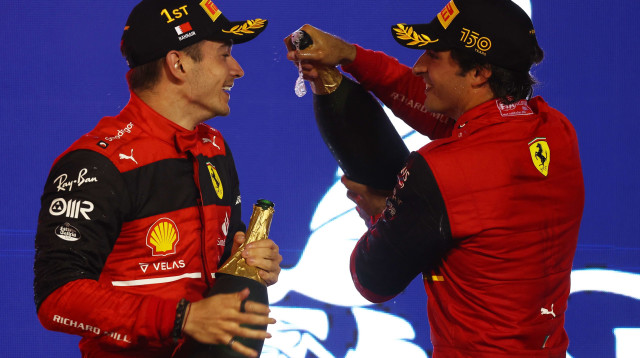 קרלוס סאינס (מימין) עם שארל לקלר נהגי קבוצת פרארי, פורמולה 1 (צילום: GettyImages, Lars Baron)