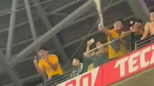 אוהד מונטריי משליך כוס (צילום: תיעוד ברשתות חברתיות לפי סעיף 27 א' לחוק זכויות יו)