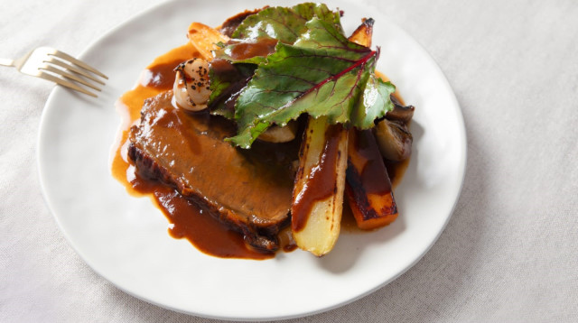 צלי בקר ברוטב יין, גזרים קונפי, פטריות ומנגולד של שף מאיר אדוני (צילום: דוברות בית חולים לניאדו,אינה דוד)