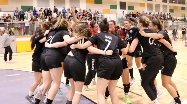 שחקניות בנות הרצליה כדוריד (צילום: אתר רשמי, הדר ואן קולא, איגוד הכדוריד)