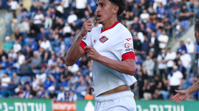 כרם זועבי, שחקן הפועל ירושלים חוגג (צילום: דני מרון)