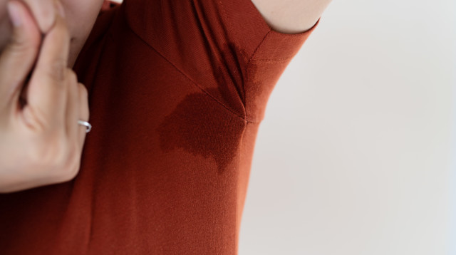 כך תיפטרו מכתמי הזיעה (צילום: אינג'אימג')