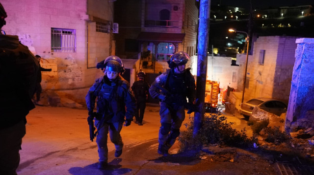 פעילות שוטרי מחוז ירושלים ולוחמי מג"ב ירושלים, בשכונת עיסאוויה (צילום: דוברות המשטרה)