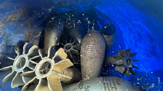 פצצות מרגמה צה"ליות שאותרו בחבית בצומת המכס (צילום: דוברות המשטרה)