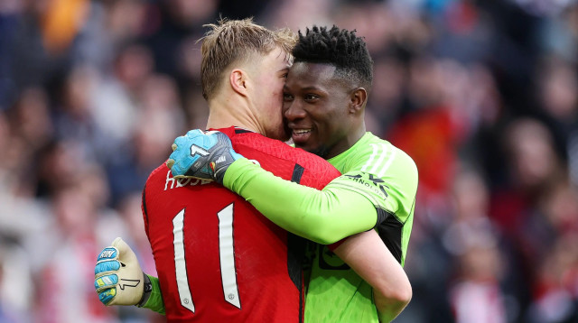 רסמוס הוילונד מחבק את אנדרה אוננה, אחרי הניצחון של מנצ'סטר יונייטד בגביע (צילום: GettyImages, GLYN KIRK/AFP)