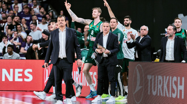 ארגין עתמאן עם שחקני פנאתינייקוס (צילום: GettyImages, Sonia Canada)