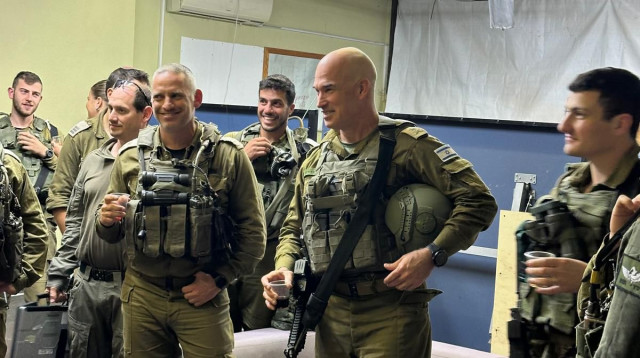 אלוף אורי גורדין בהרמת כוסית עם גדוד 6551 במטולה (צילום: דובר צה"ל)