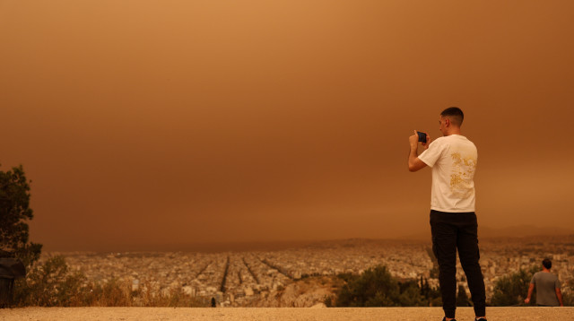 אתונה כוסתה באובך כתום (צילום: REUTERS)