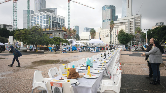 שולחן ערוך בכיכר החטופים (צילום: מרים אלסטר פלאש 90)
