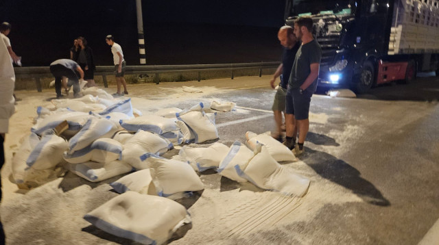 תכולת משאית סיוע שרוקנה (צילום: צו 9)