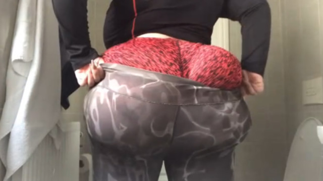 בקושי מצליחה ללבוש את המכנסיים, קראון (צילום: מתוך אינסטגרם)