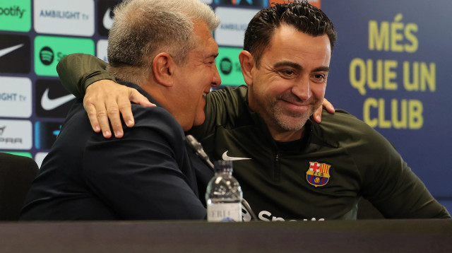 נשיא ברצלונה ז'ואן לאפורטה עם המאמן צ'אבי (צילום: GettyImages, LLUIS GENE/AFP)