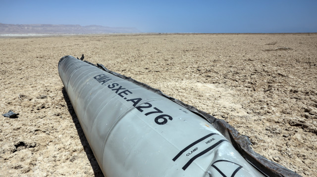 שרידי טיל איראני סמוך לים המלח (צילום: רויטרס)