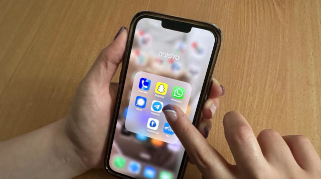 ווטסאפ באייפון. גישה ישירה (צילום: איתי)