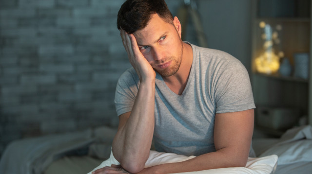 אוהב את בת זוגו המבוגרת ממנו ב-22 שנה, אבל היא לא חושפת אותו בפני חבריה (צילום: אינג'אימג')