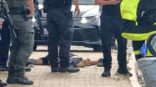 גופת המחבל בזירת פיגוע הדקירה ברמלה (צילום: דוברות המשטרה)